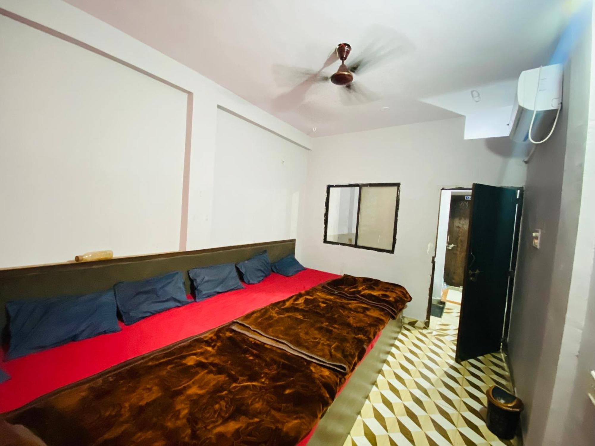 אויאיין Hotel Ramghat View מראה חיצוני תמונה